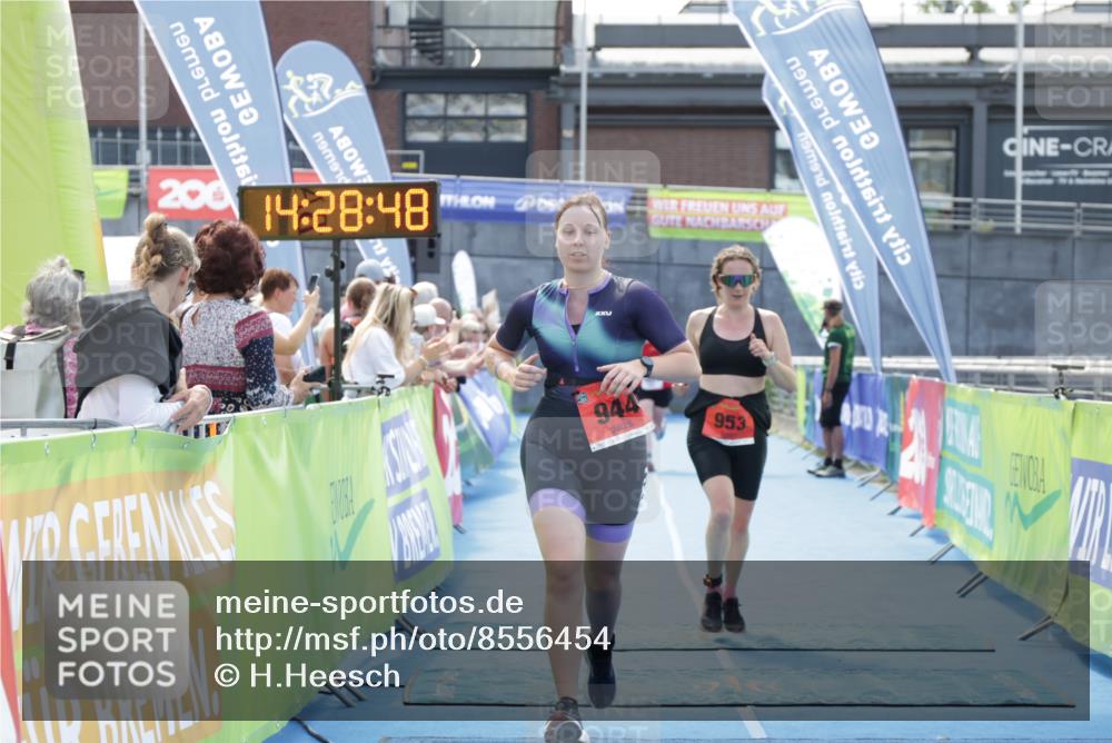 10.08.2025 - GEWOBA Citytriathlon Bremen H.Heesch http://msf.ph/oto/8556454 10.08.2025 14:28:52 Ziel 944, 953, 1025 meine-sportfotos.de