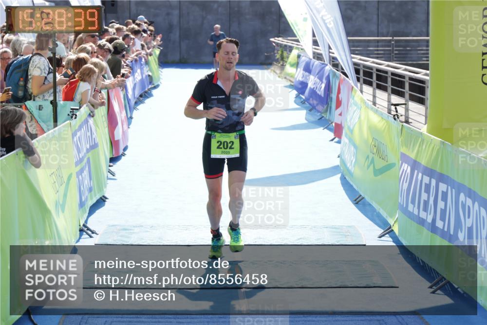 10.08.2025 - GEWOBA Citytriathlon Bremen H.Heesch http://msf.ph/oto/8556458 10.08.2025 15:28:43 Ziel 202, 267, 288, 532 meine-sportfotos.de
