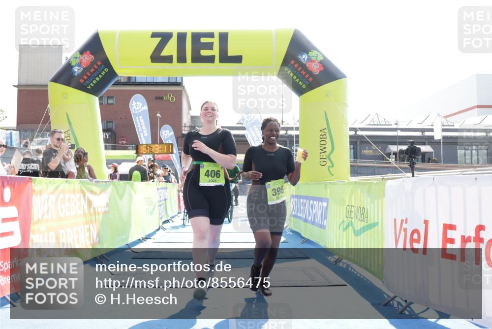 10.08.2025 - GEWOBA Citytriathlon Bremen H.Heesch http://msf.ph/oto/8556475 10.08.2025 16:13:14 Ziel 396, 406 meine-sportfotos.de
