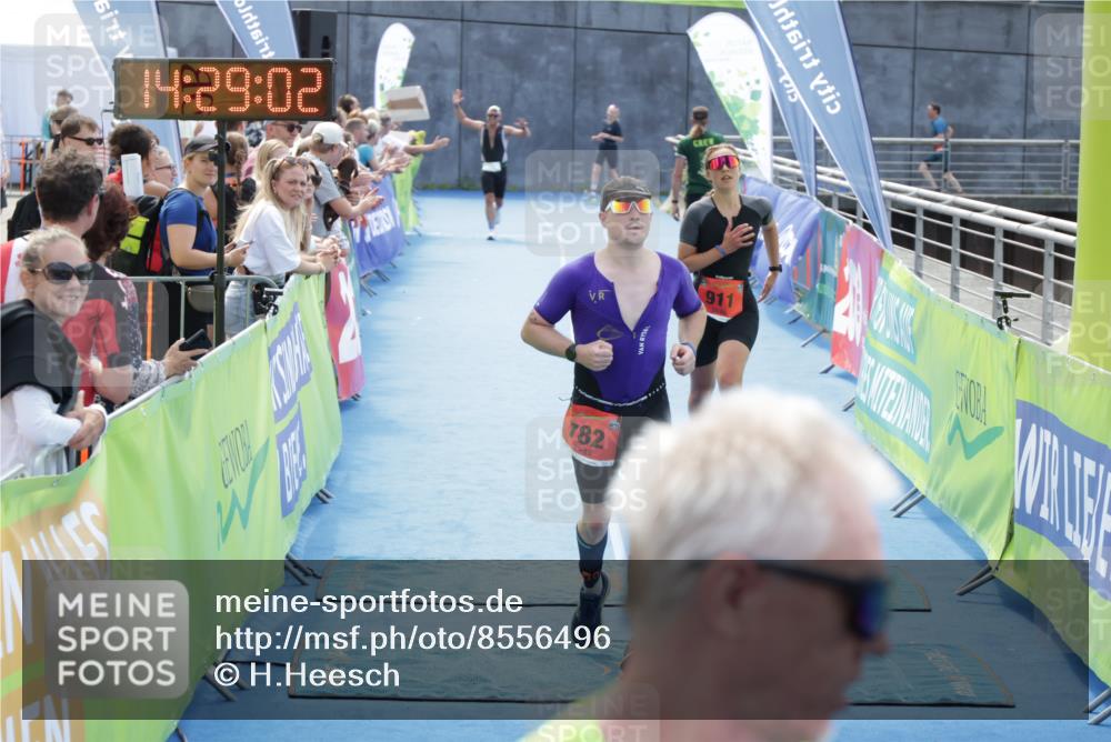 10.08.2025 - GEWOBA Citytriathlon Bremen H.Heesch http://msf.ph/oto/8556496 10.08.2025 14:29:05 Ziel 782, 911, 1001 meine-sportfotos.de