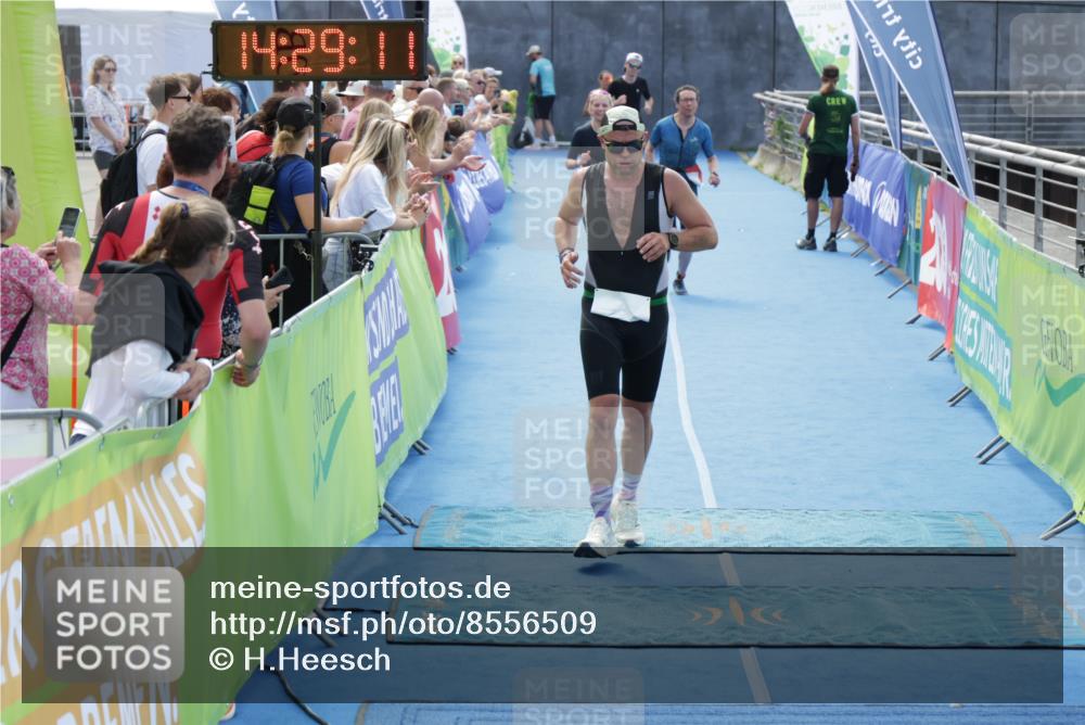 10.08.2025 - GEWOBA Citytriathlon Bremen H.Heesch http://msf.ph/oto/8556509 10.08.2025 14:29:14 Ziel 794, 842, 911, 946 meine-sportfotos.de