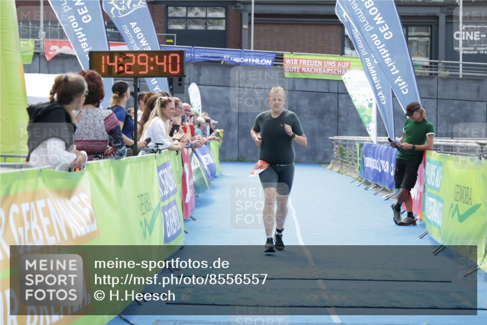 10.08.2025 - GEWOBA Citytriathlon Bremen H.Heesch http://msf.ph/oto/8556557 10.08.2025 14:29:44 Ziel 708 meine-sportfotos.de