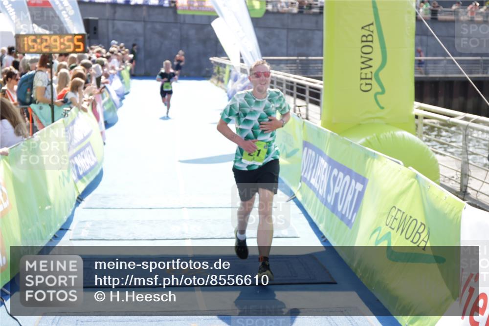 10.08.2025 - GEWOBA Citytriathlon Bremen H.Heesch http://msf.ph/oto/8556610 10.08.2025 15:29:59 Ziel 221, 426, 487, 491 meine-sportfotos.de