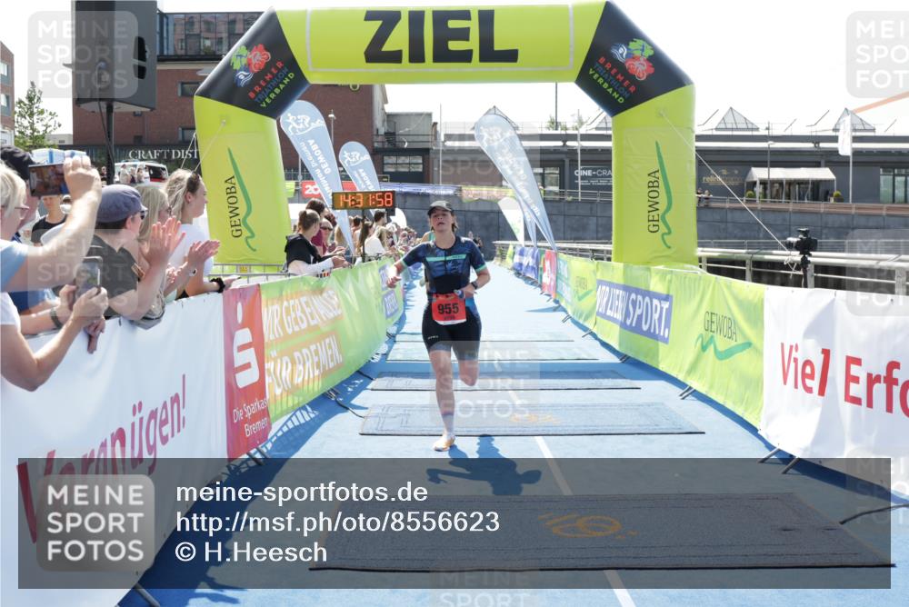 10.08.2025 - GEWOBA Citytriathlon Bremen H.Heesch http://msf.ph/oto/8556623 10.08.2025 14:32:01 Ziel 927, 955 meine-sportfotos.de
