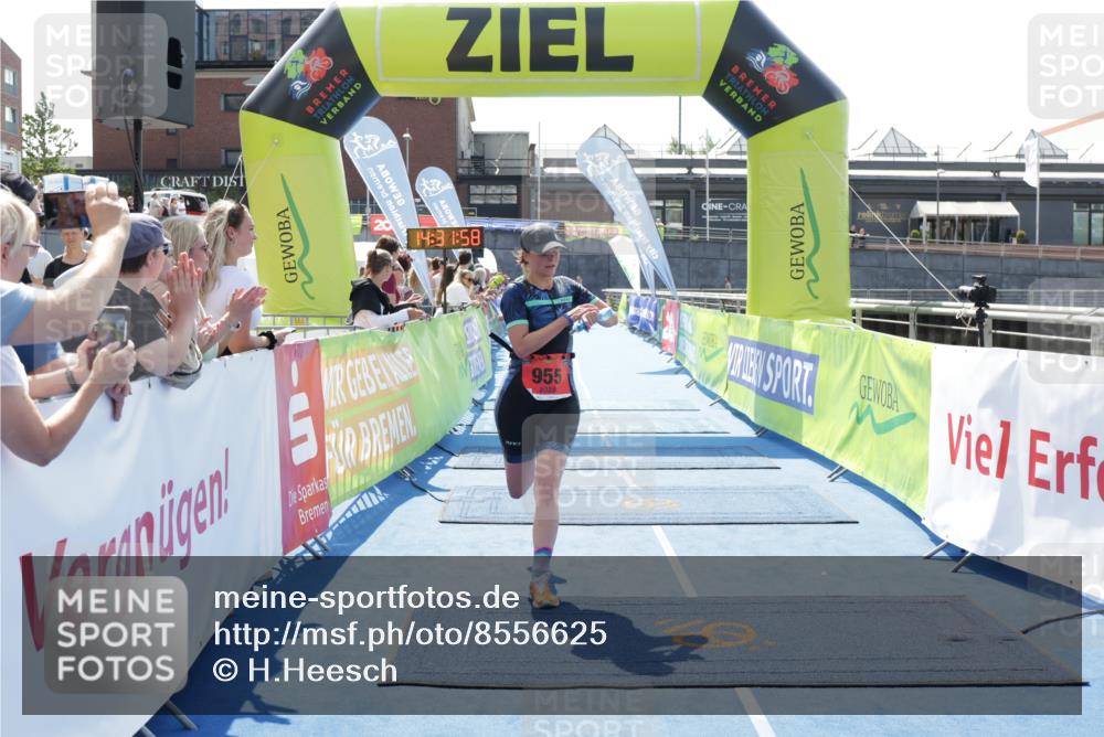 10.08.2025 - GEWOBA Citytriathlon Bremen H.Heesch http://msf.ph/oto/8556625 10.08.2025 14:32:01 Ziel 927, 955 meine-sportfotos.de