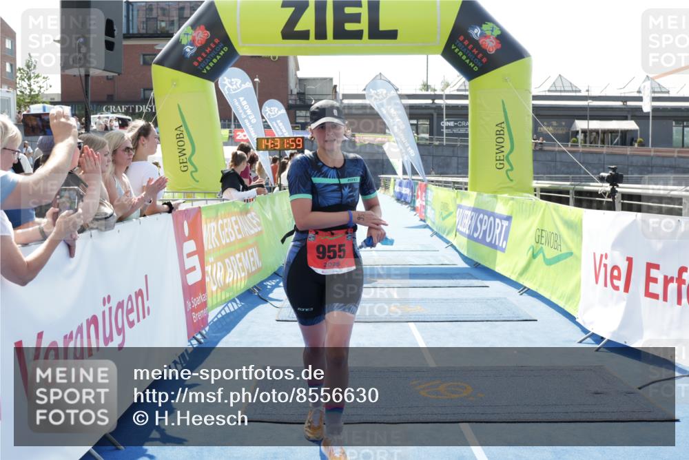10.08.2025 - GEWOBA Citytriathlon Bremen H.Heesch http://msf.ph/oto/8556630 10.08.2025 14:32:02 Ziel 927, 955 meine-sportfotos.de