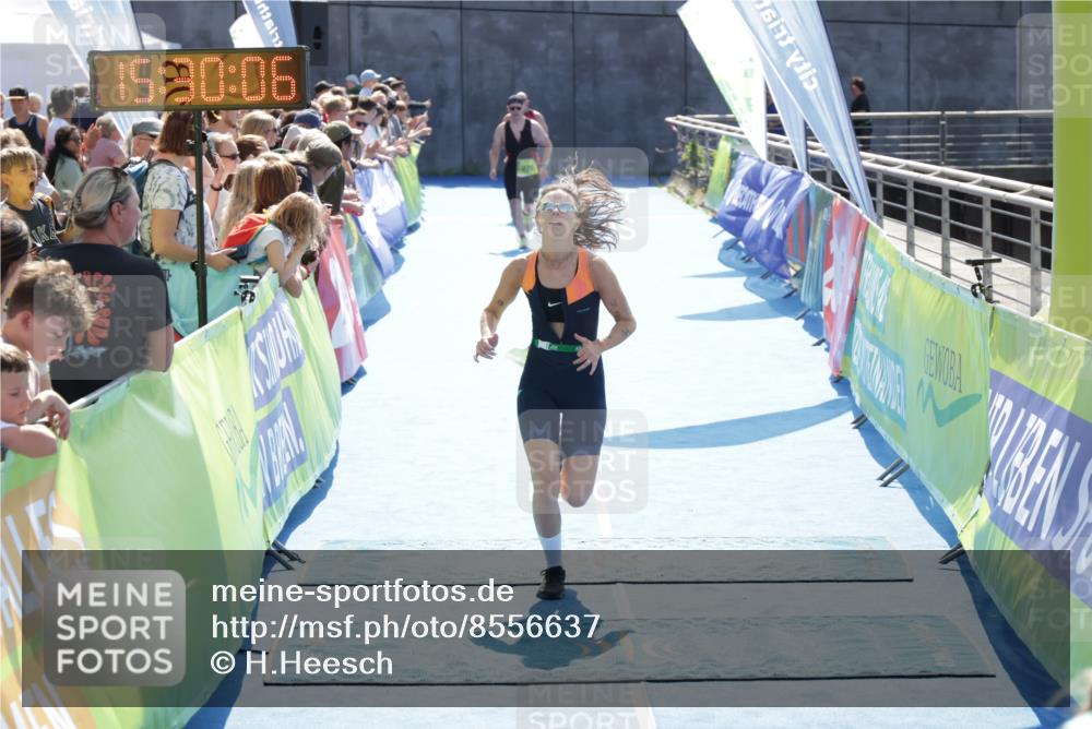 10.08.2025 - GEWOBA Citytriathlon Bremen H.Heesch http://msf.ph/oto/8556637 10.08.2025 15:30:10 Ziel 405, 487 meine-sportfotos.de