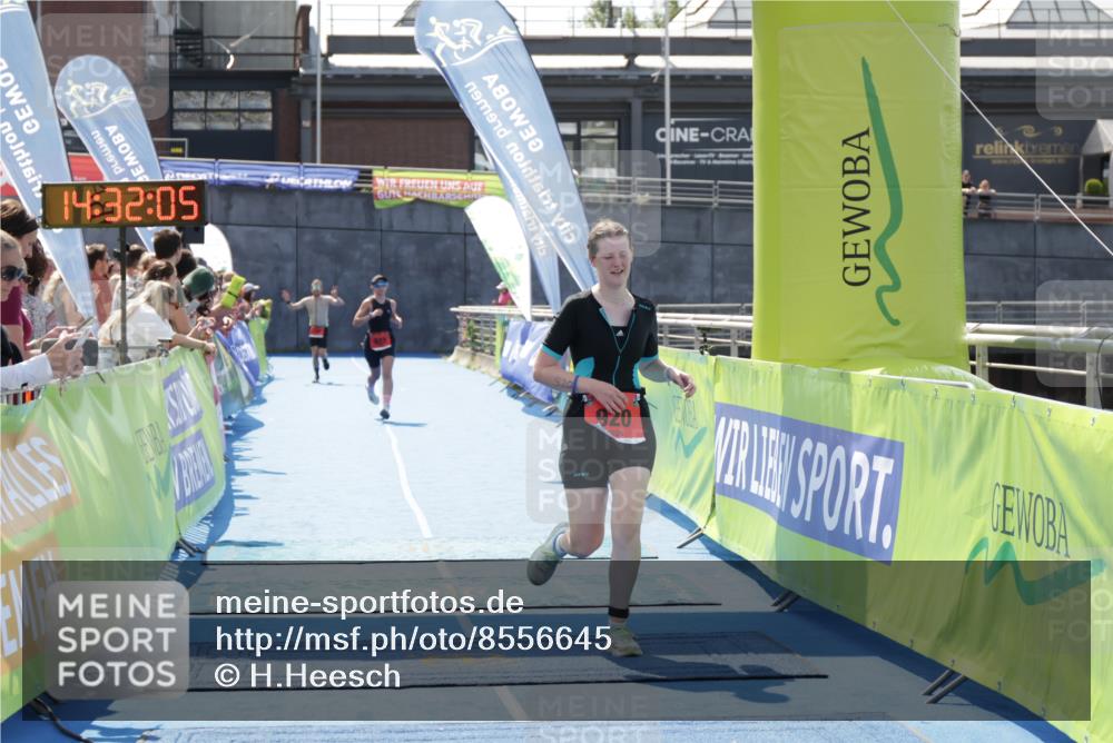 10.08.2025 - GEWOBA Citytriathlon Bremen H.Heesch http://msf.ph/oto/8556645 10.08.2025 14:32:09 Ziel 920, 925, 927 meine-sportfotos.de
