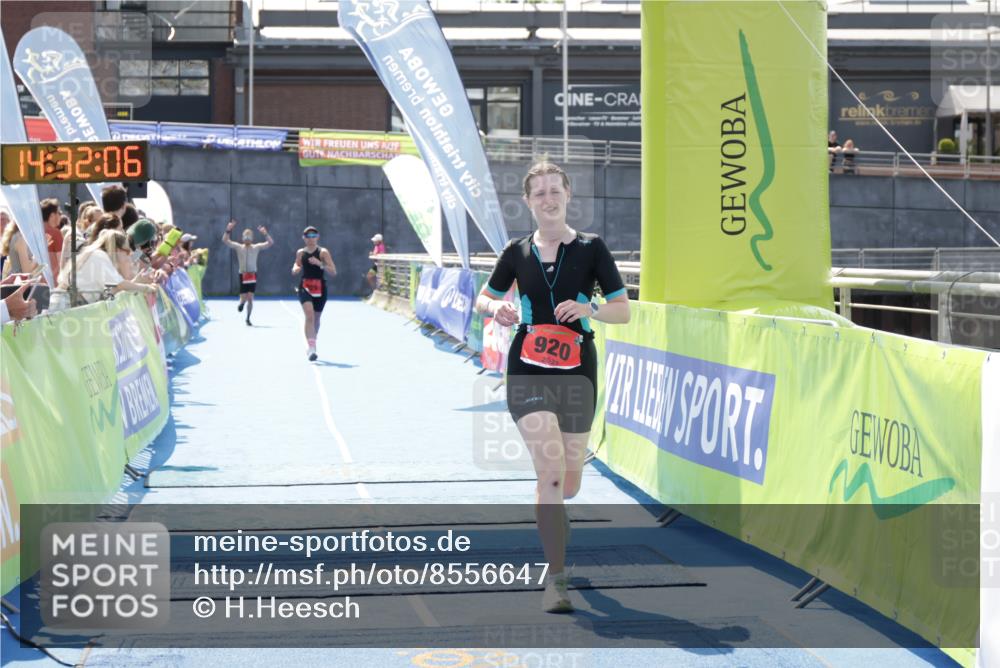 10.08.2025 - GEWOBA Citytriathlon Bremen H.Heesch http://msf.ph/oto/8556647 10.08.2025 14:32:09 Ziel 920, 925, 927 meine-sportfotos.de