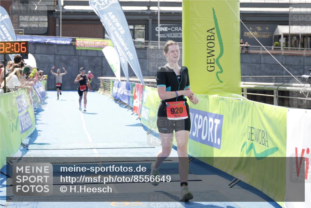 10.08.2025 - GEWOBA Citytriathlon Bremen H.Heesch http://msf.ph/oto/8556649 10.08.2025 14:32:10 Ziel 920, 925, 927 meine-sportfotos.de