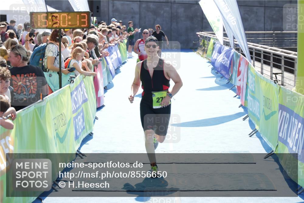 10.08.2025 - GEWOBA Citytriathlon Bremen H.Heesch http://msf.ph/oto/8556650 10.08.2025 15:30:17 Ziel 249, 278, 405 meine-sportfotos.de
