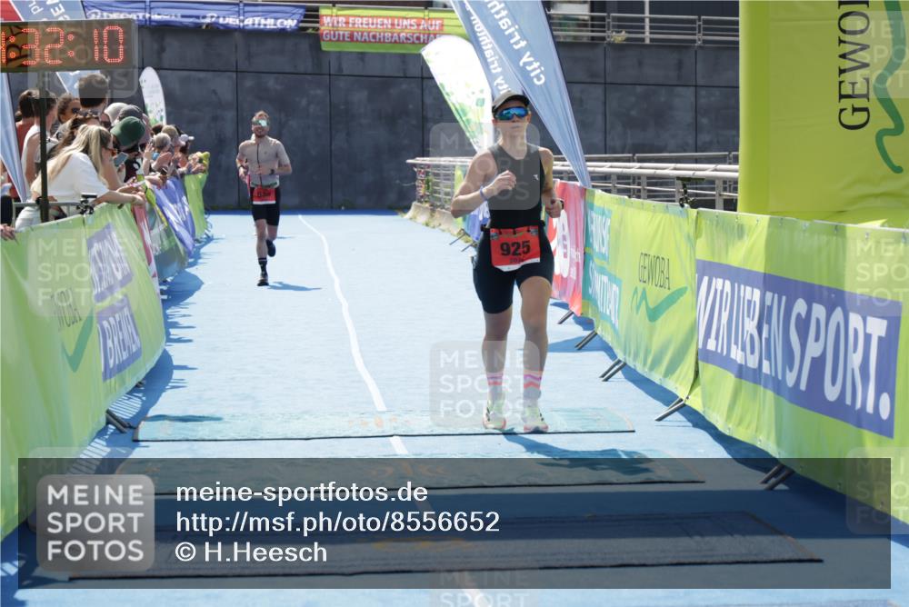 10.08.2025 - GEWOBA Citytriathlon Bremen H.Heesch http://msf.ph/oto/8556652 10.08.2025 14:32:13 Ziel 686, 920, 925 meine-sportfotos.de