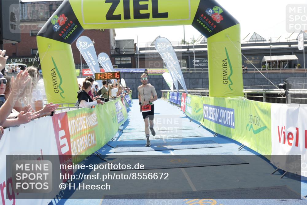 10.08.2025 - GEWOBA Citytriathlon Bremen H.Heesch http://msf.ph/oto/8556672 10.08.2025 14:32:19 Ziel 686, 923, 925 meine-sportfotos.de