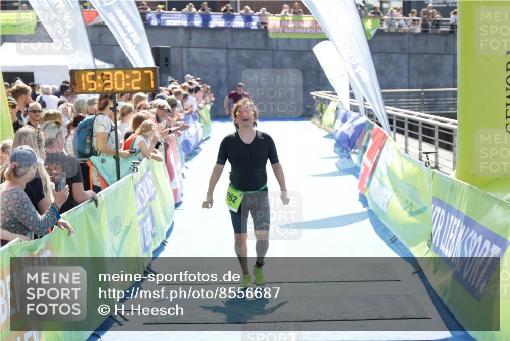 10.08.2025 - GEWOBA Citytriathlon Bremen H.Heesch http://msf.ph/oto/8556687 10.08.2025 15:30:31 Ziel 57, 80, 262 meine-sportfotos.de
