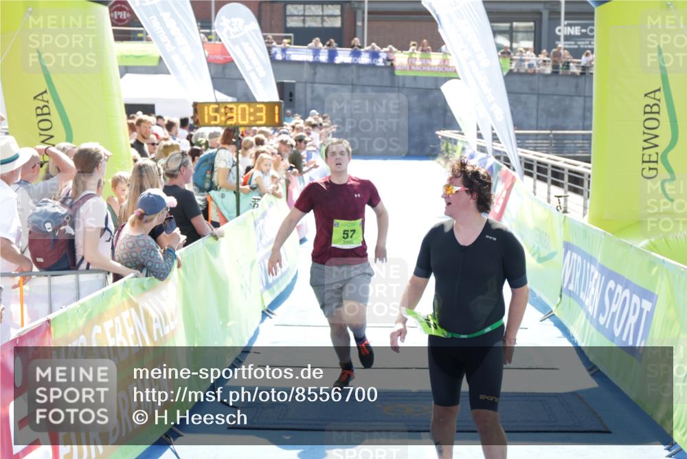 10.08.2025 - GEWOBA Citytriathlon Bremen H.Heesch http://msf.ph/oto/8556700 10.08.2025 15:30:35 Ziel 57, 262 meine-sportfotos.de