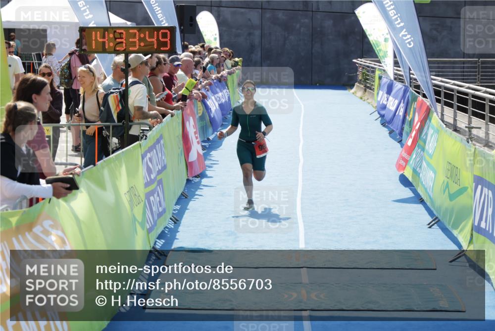 10.08.2025 - GEWOBA Citytriathlon Bremen H.Heesch http://msf.ph/oto/8556703 10.08.2025 14:33:52 Ziel 754, 762, 965 meine-sportfotos.de