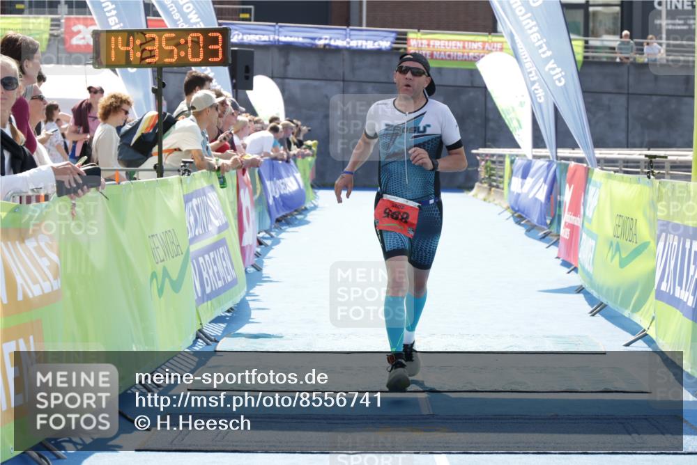 10.08.2025 - GEWOBA Citytriathlon Bremen H.Heesch http://msf.ph/oto/8556741 10.08.2025 14:35:07 Ziel 895 meine-sportfotos.de
