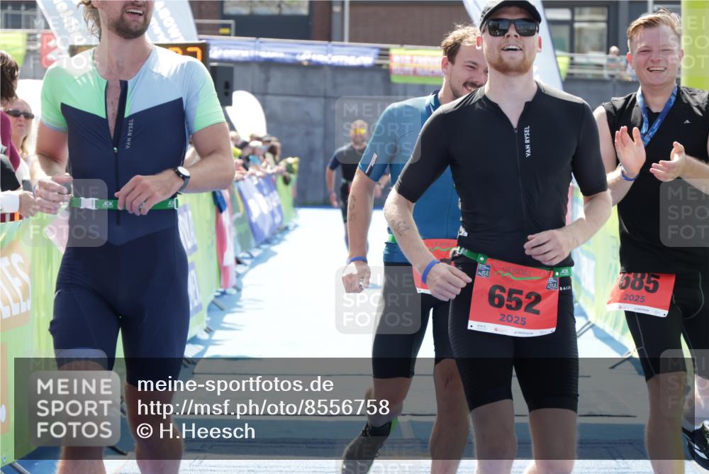 10.08.2025 - GEWOBA Citytriathlon Bremen H.Heesch http://msf.ph/oto/8556758 10.08.2025 14:35:30 Ziel 596, 632, 652, 941 meine-sportfotos.de