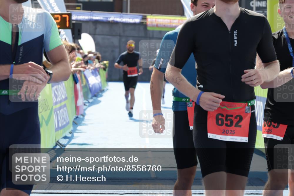 10.08.2025 - GEWOBA Citytriathlon Bremen H.Heesch http://msf.ph/oto/8556760 10.08.2025 14:35:31 Ziel 596, 632, 652, 941 meine-sportfotos.de