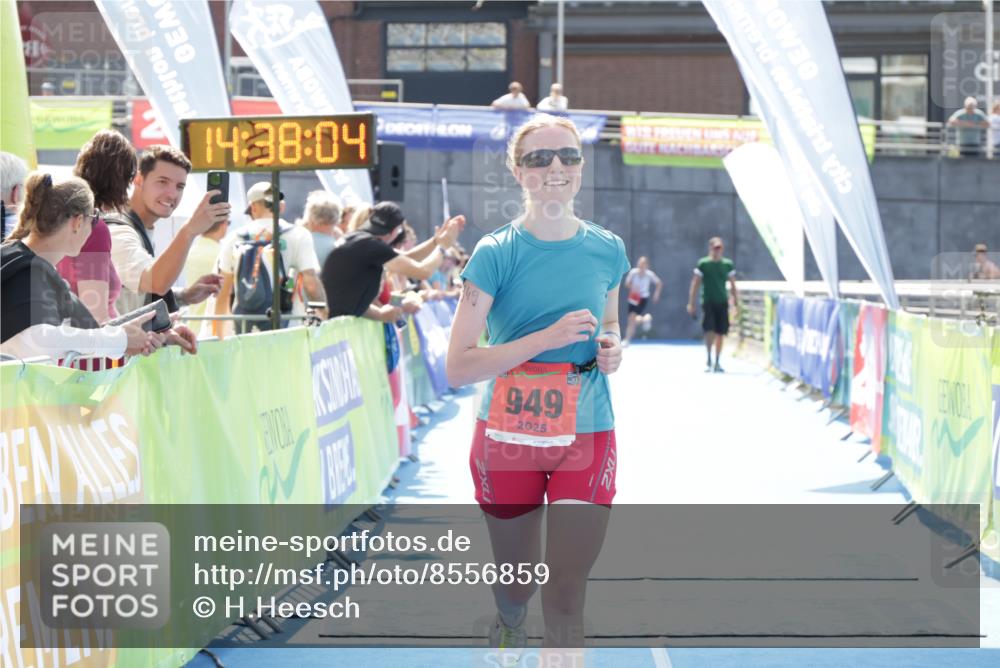 10.08.2025 - GEWOBA Citytriathlon Bremen H.Heesch http://msf.ph/oto/8556859 10.08.2025 14:38:08 Ziel 877, 949 meine-sportfotos.de