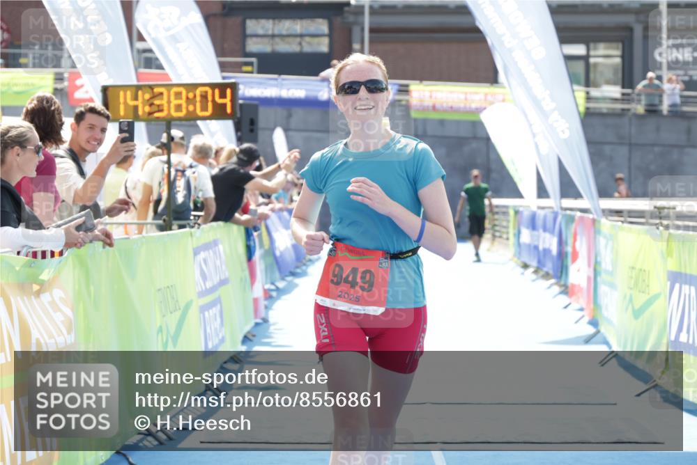 10.08.2025 - GEWOBA Citytriathlon Bremen H.Heesch http://msf.ph/oto/8556861 10.08.2025 14:38:08 Ziel 877, 949 meine-sportfotos.de