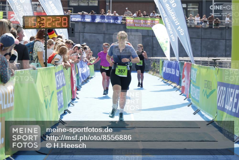 10.08.2025 - GEWOBA Citytriathlon Bremen H.Heesch http://msf.ph/oto/8556886 10.08.2025 15:32:32 Ziel 28, 189, 367, 448, 457 meine-sportfotos.de