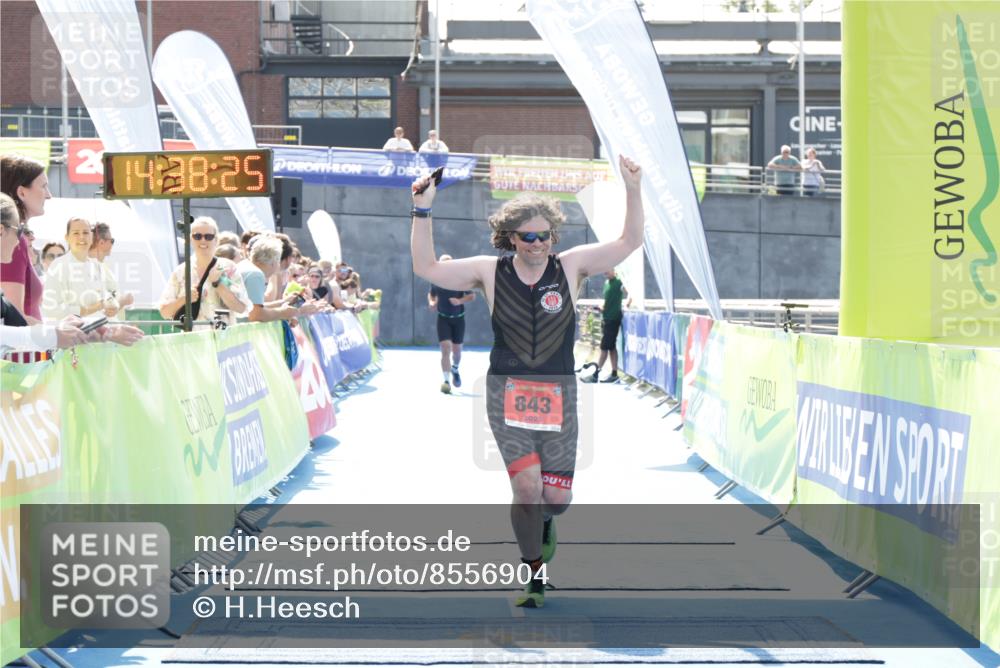 10.08.2025 - GEWOBA Citytriathlon Bremen H.Heesch http://msf.ph/oto/8556904 10.08.2025 14:38:29 Ziel 803, 843 meine-sportfotos.de