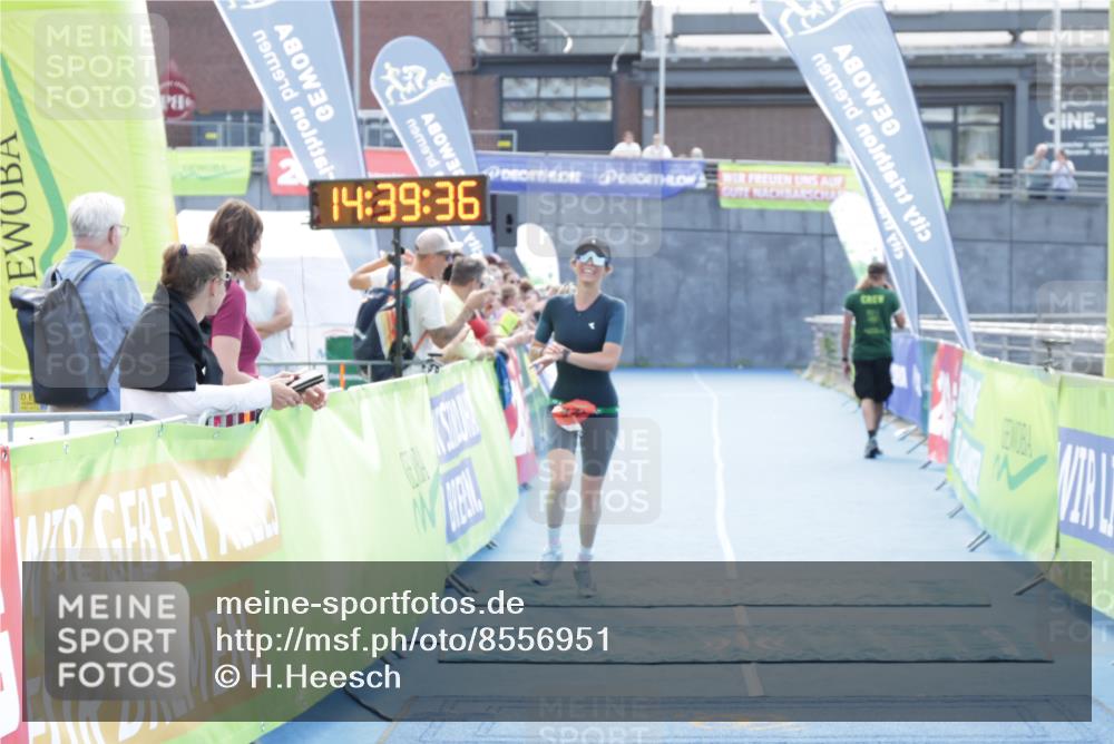 10.08.2025 - GEWOBA Citytriathlon Bremen H.Heesch http://msf.ph/oto/8556951 10.08.2025 14:39:40 Ziel 935 meine-sportfotos.de
