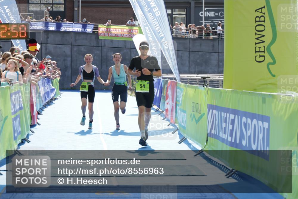 10.08.2025 - GEWOBA Citytriathlon Bremen H.Heesch http://msf.ph/oto/8556963 10.08.2025 15:33:02 Ziel 16, 54, 368, 385 meine-sportfotos.de