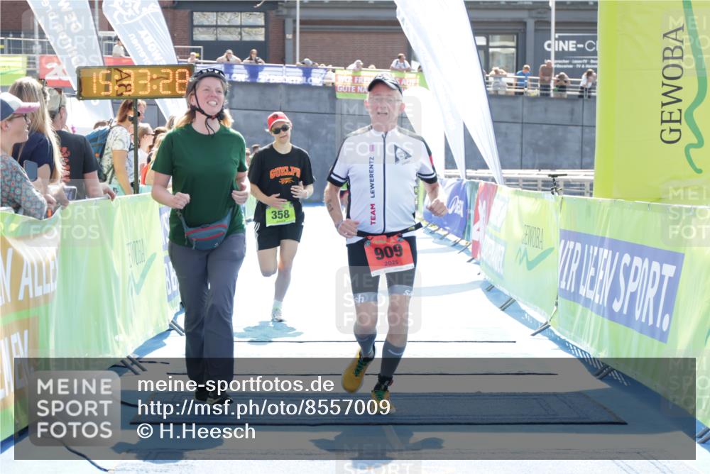10.08.2025 - GEWOBA Citytriathlon Bremen H.Heesch http://msf.ph/oto/8557009 10.08.2025 15:33:32 Ziel 358, 909 meine-sportfotos.de