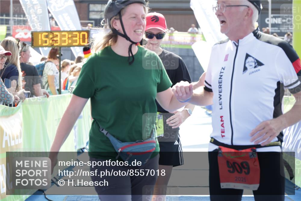 10.08.2025 - GEWOBA Citytriathlon Bremen H.Heesch http://msf.ph/oto/8557018 10.08.2025 15:33:34 Ziel 358, 909 meine-sportfotos.de