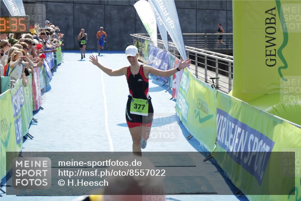 10.08.2025 - GEWOBA Citytriathlon Bremen H.Heesch http://msf.ph/oto/8557022 10.08.2025 15:33:39 Ziel 358, 377 meine-sportfotos.de