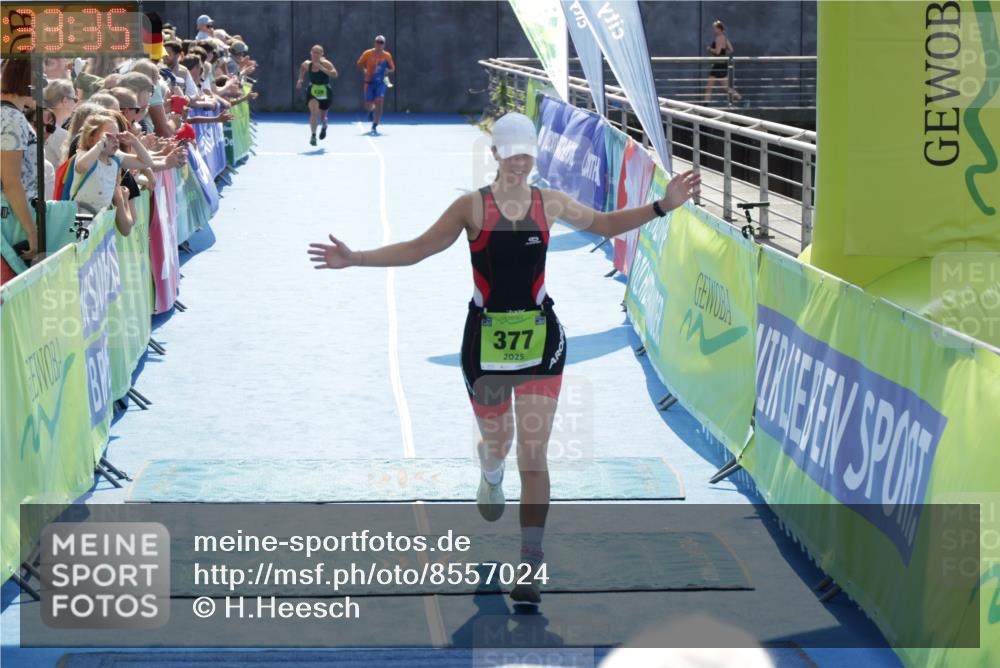 10.08.2025 - GEWOBA Citytriathlon Bremen H.Heesch http://msf.ph/oto/8557024 10.08.2025 15:33:39 Ziel 358, 377 meine-sportfotos.de