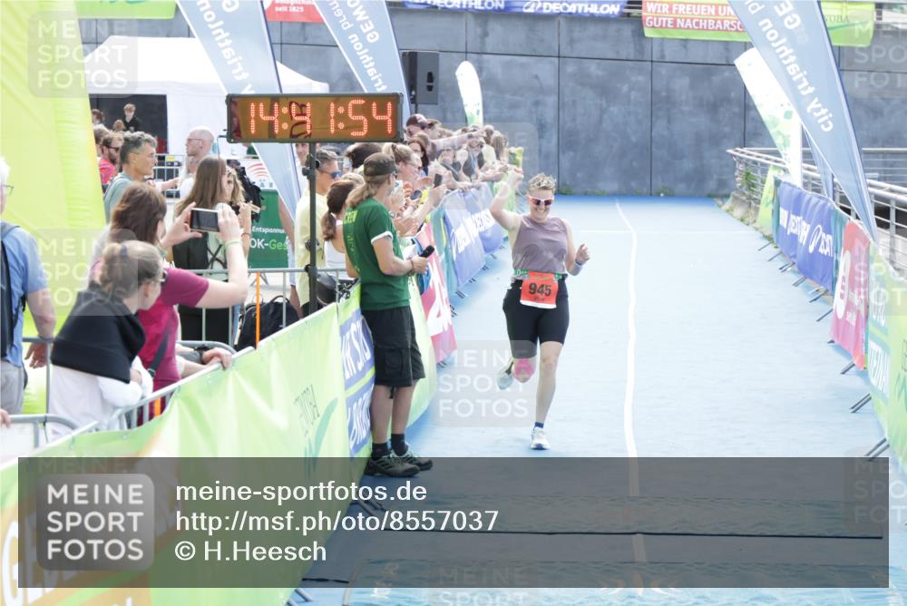 10.08.2025 - GEWOBA Citytriathlon Bremen H.Heesch http://msf.ph/oto/8557037 10.08.2025 14:41:58 Ziel 945 meine-sportfotos.de