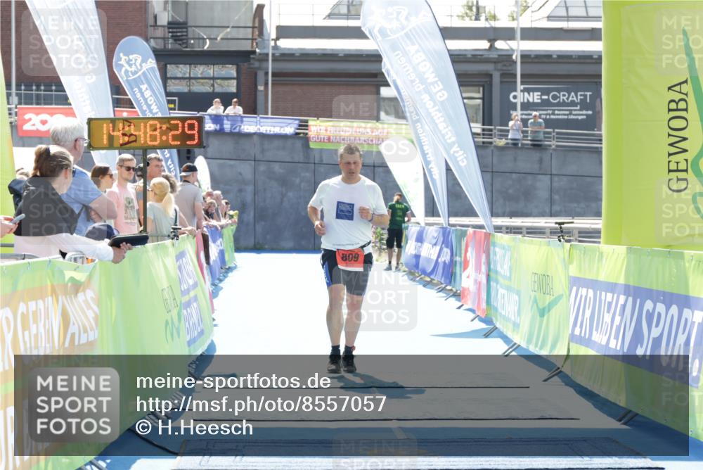 10.08.2025 - GEWOBA Citytriathlon Bremen H.Heesch http://msf.ph/oto/8557057 10.08.2025 14:48:32 Ziel 809 meine-sportfotos.de