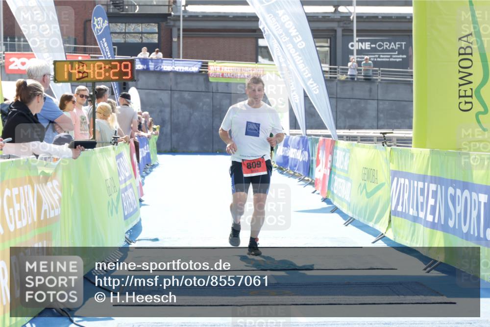 10.08.2025 - GEWOBA Citytriathlon Bremen H.Heesch http://msf.ph/oto/8557061 10.08.2025 14:48:33 Ziel 809 meine-sportfotos.de