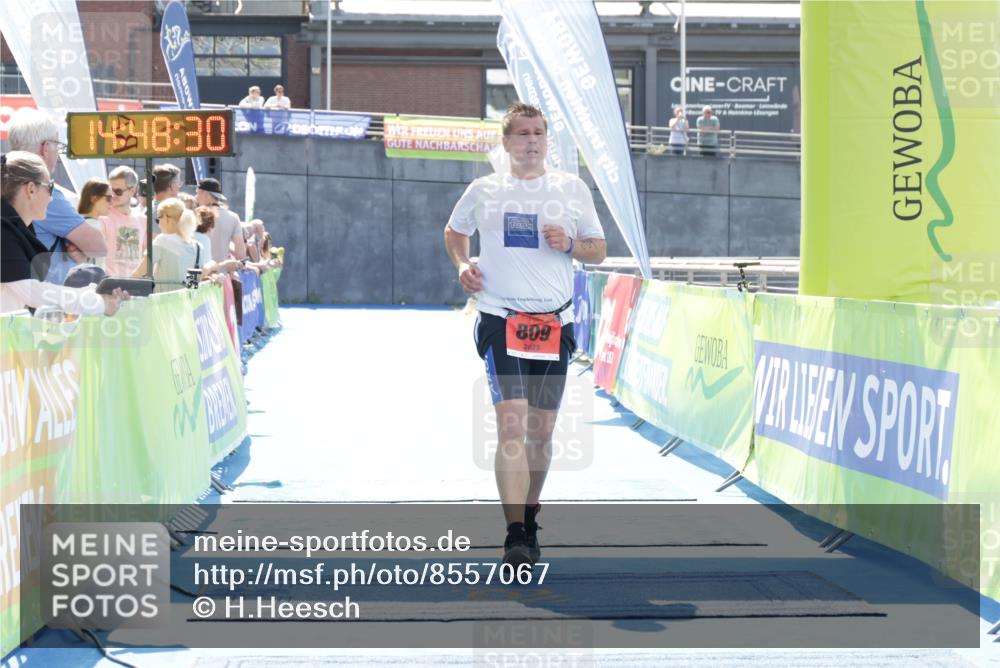 10.08.2025 - GEWOBA Citytriathlon Bremen H.Heesch http://msf.ph/oto/8557067 10.08.2025 14:48:34 Ziel 809 meine-sportfotos.de