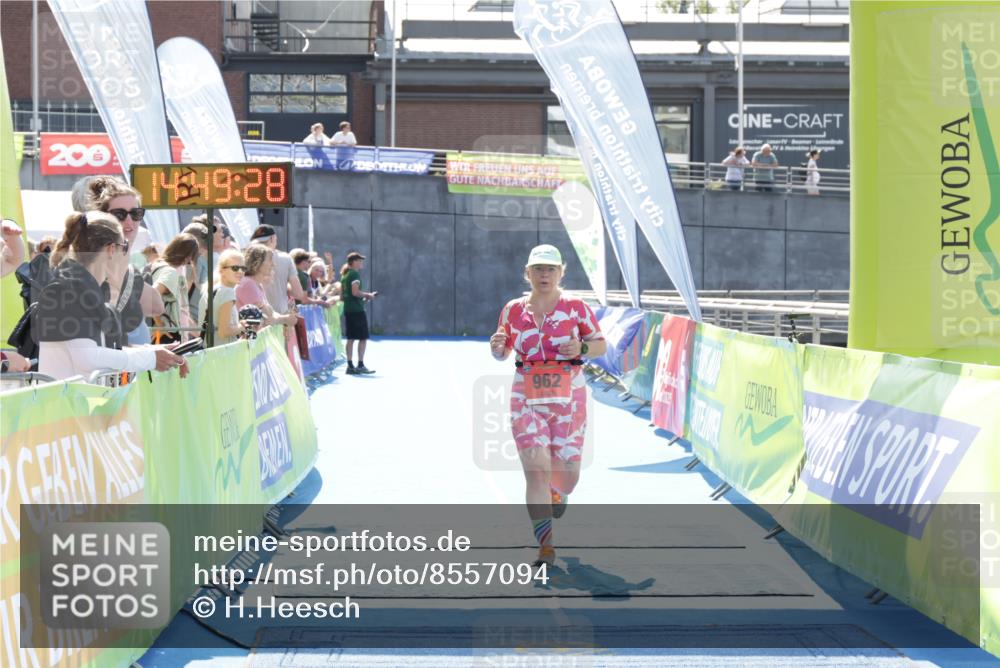 10.08.2025 - GEWOBA Citytriathlon Bremen H.Heesch http://msf.ph/oto/8557094 10.08.2025 14:49:31 Ziel 962 meine-sportfotos.de