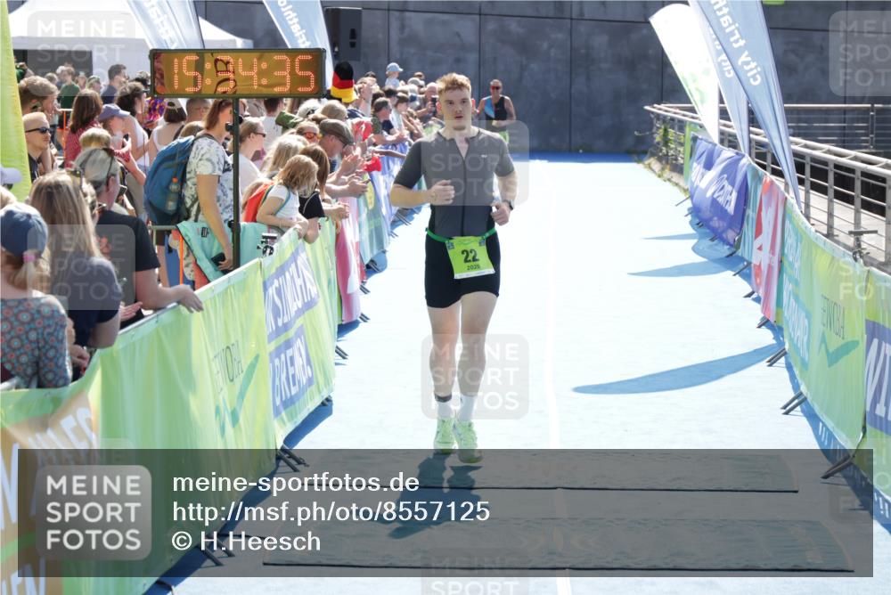 10.08.2025 - GEWOBA Citytriathlon Bremen H.Heesch http://msf.ph/oto/8557125 10.08.2025 15:34:39 Ziel 22 meine-sportfotos.de
