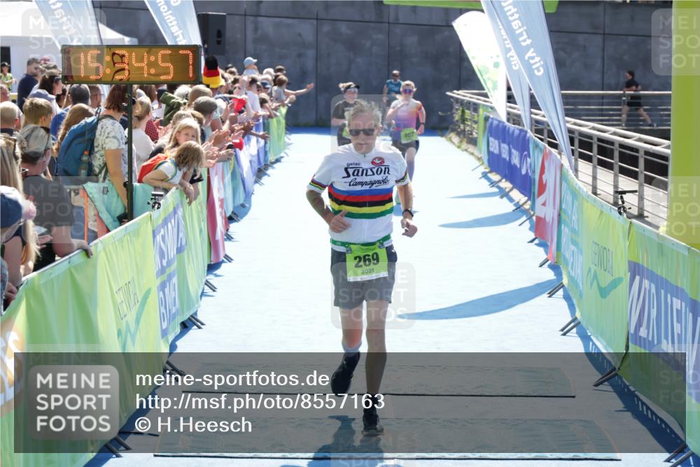 10.08.2025 - GEWOBA Citytriathlon Bremen H.Heesch http://msf.ph/oto/8557163 10.08.2025 15:35:01 Ziel 269, 402, 470 meine-sportfotos.de