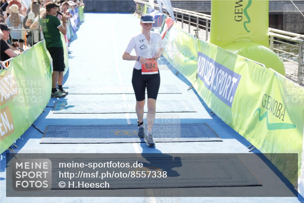 10.08.2025 - GEWOBA Citytriathlon Bremen H.Heesch http://msf.ph/oto/8557338 10.08.2025 14:59:35 Ziel 924 meine-sportfotos.de