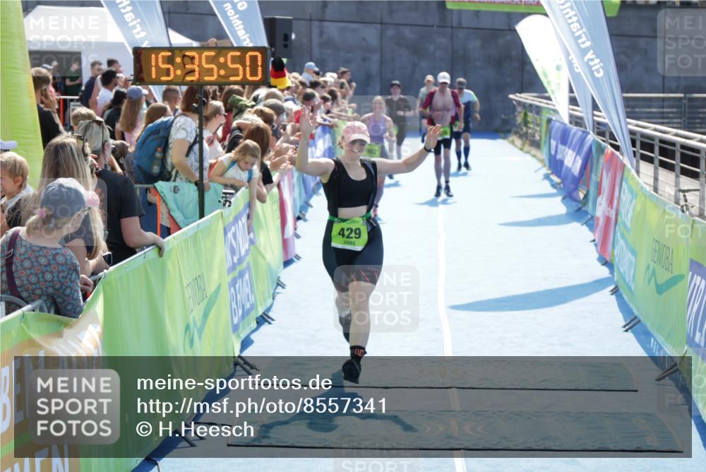 10.08.2025 - GEWOBA Citytriathlon Bremen H.Heesch http://msf.ph/oto/8557341 10.08.2025 15:35:54 Ziel 399, 429, 492 meine-sportfotos.de