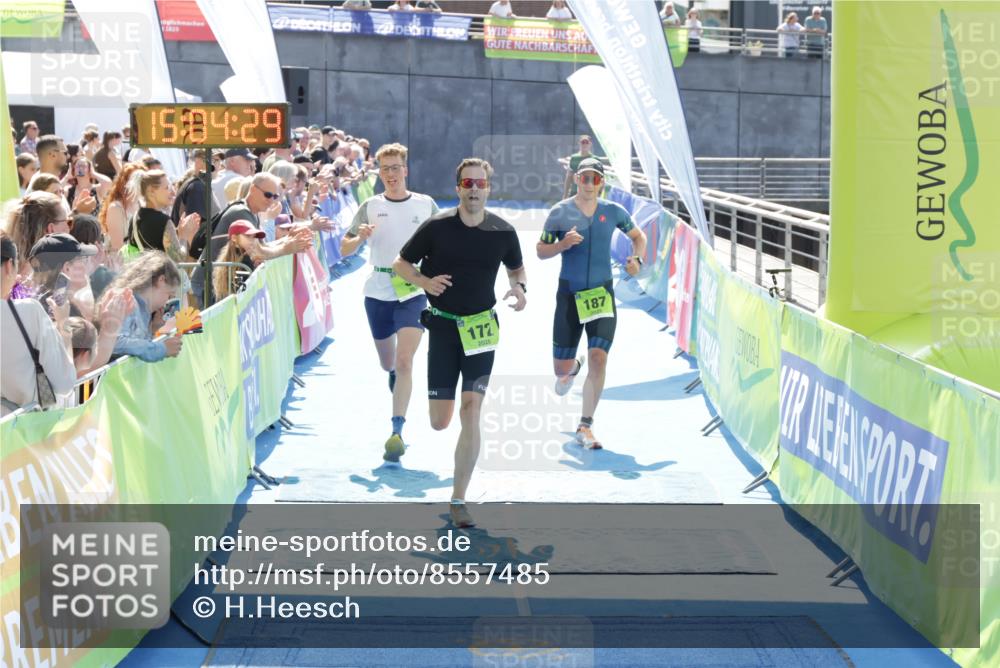 10.08.2025 - GEWOBA Citytriathlon Bremen H.Heesch http://msf.ph/oto/8557485 10.08.2025 15:04:33 Ziel 33, 172, 187 meine-sportfotos.de