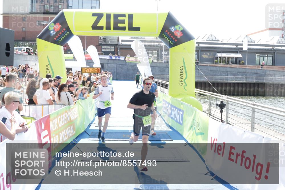 10.08.2025 - GEWOBA Citytriathlon Bremen H.Heesch http://msf.ph/oto/8557493 10.08.2025 15:04:34 Ziel 33, 172, 187 meine-sportfotos.de