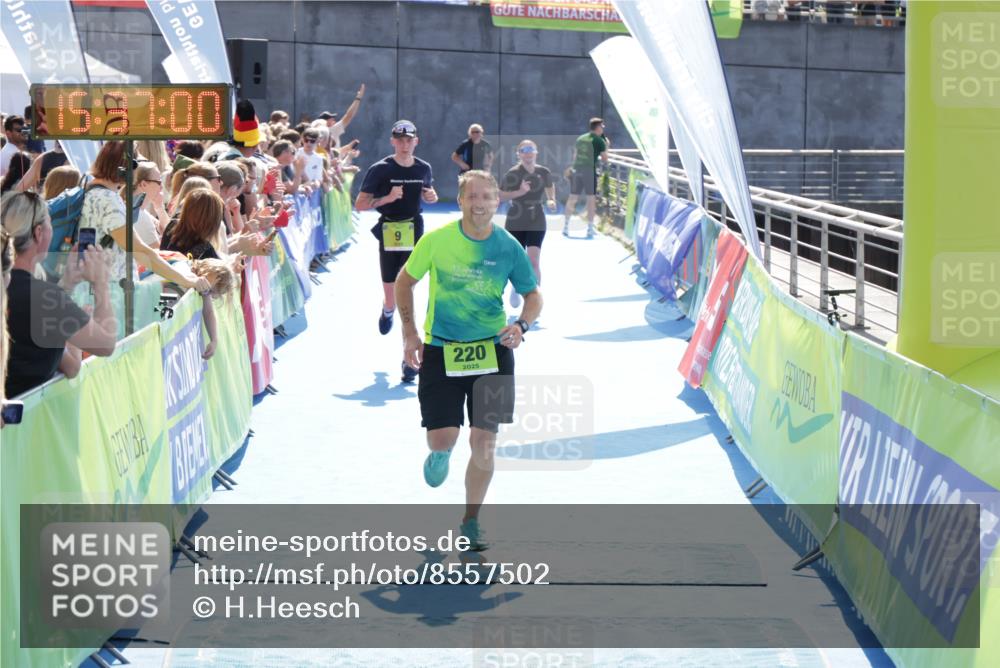 10.08.2025 - GEWOBA Citytriathlon Bremen H.Heesch http://msf.ph/oto/8557502 10.08.2025 15:37:04 Ziel 9, 212, 220, 359 meine-sportfotos.de