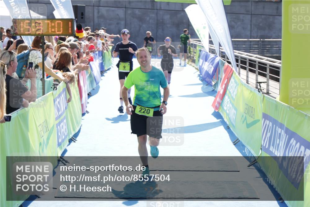 10.08.2025 - GEWOBA Citytriathlon Bremen H.Heesch http://msf.ph/oto/8557504 10.08.2025 15:37:05 Ziel 9, 220, 359 meine-sportfotos.de