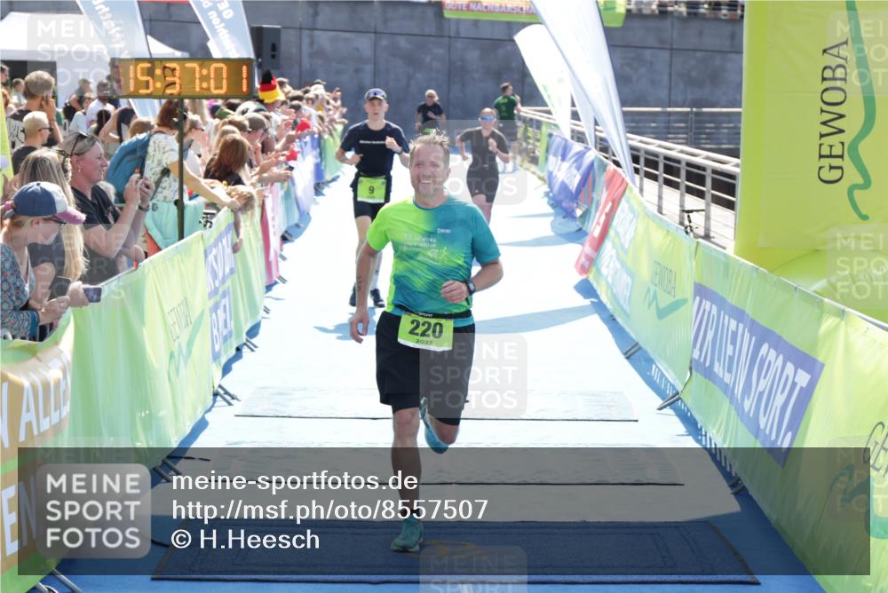 10.08.2025 - GEWOBA Citytriathlon Bremen H.Heesch http://msf.ph/oto/8557507 10.08.2025 15:37:05 Ziel 9, 220, 359 meine-sportfotos.de