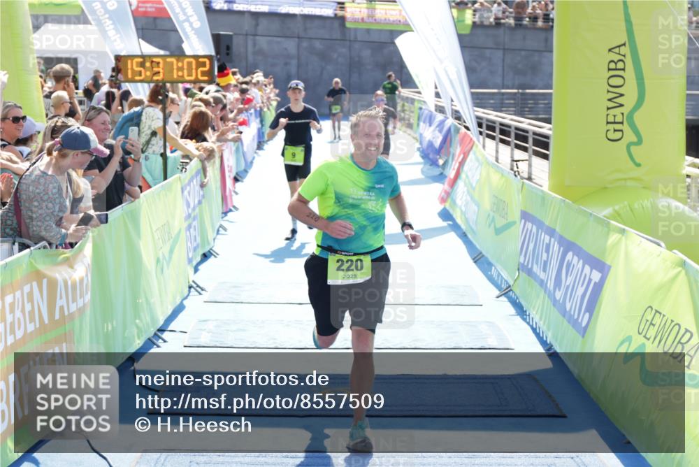10.08.2025 - GEWOBA Citytriathlon Bremen H.Heesch http://msf.ph/oto/8557509 10.08.2025 15:37:06 Ziel 9, 220, 359 meine-sportfotos.de