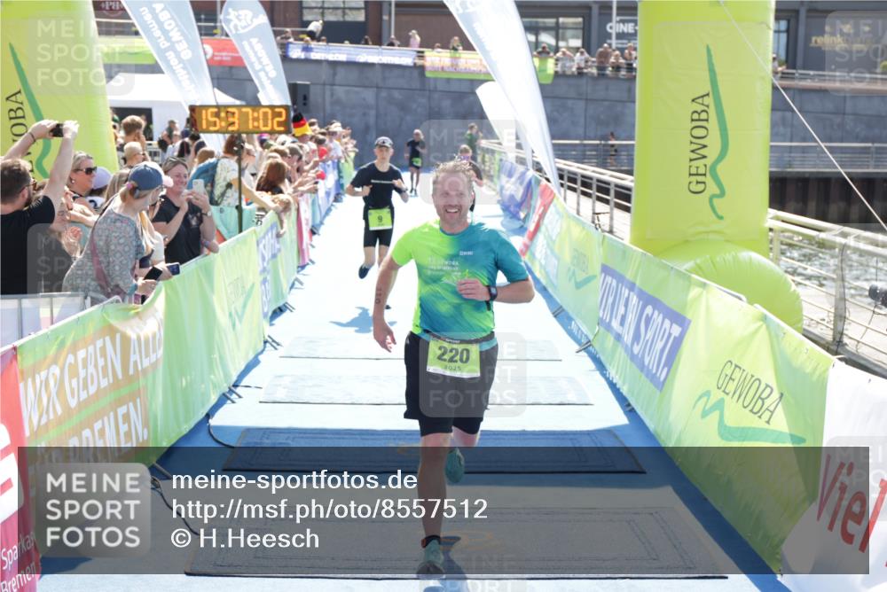 10.08.2025 - GEWOBA Citytriathlon Bremen H.Heesch http://msf.ph/oto/8557512 10.08.2025 15:37:06 Ziel 9, 220, 359 meine-sportfotos.de