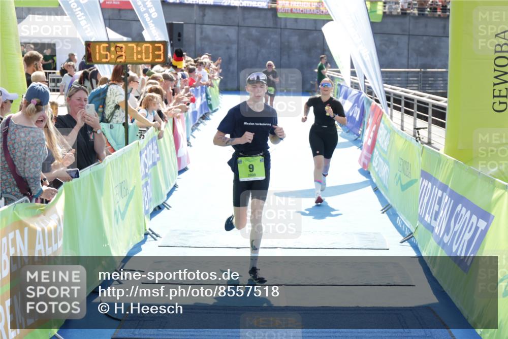 10.08.2025 - GEWOBA Citytriathlon Bremen H.Heesch http://msf.ph/oto/8557518 10.08.2025 15:37:07 Ziel 9, 220, 359 meine-sportfotos.de